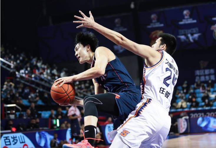 梅努的视野和移动速度非常出色，他能够在攻防转换中完成质量很高的传球，他是真正能够给对方制造威胁的球员。